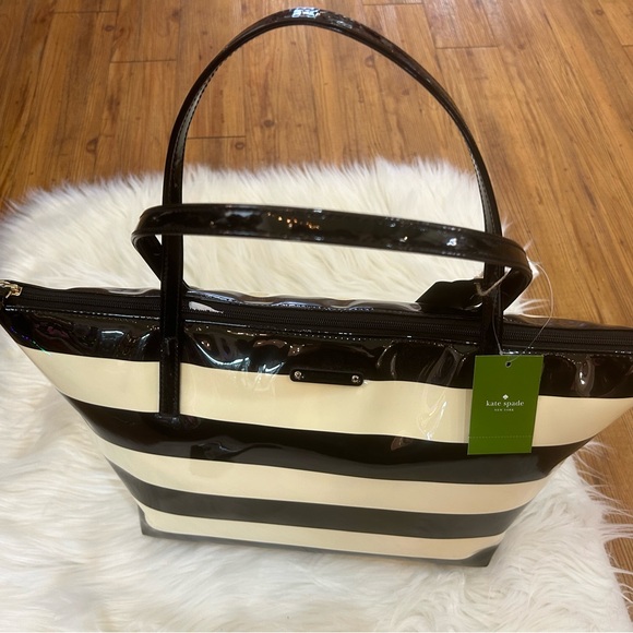 Kate Spade patent leather black cream stripe bag. Super cute w Hot Pink Lining. - Picture 2 of 10